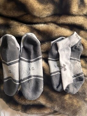 2 pairs of under armour socks